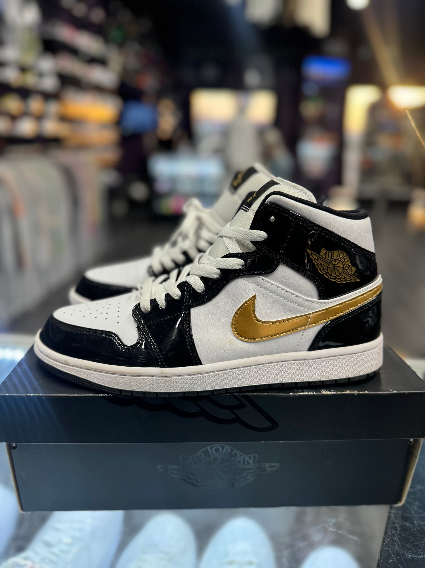 2022 AJM 1 "Metallic Gold Black"