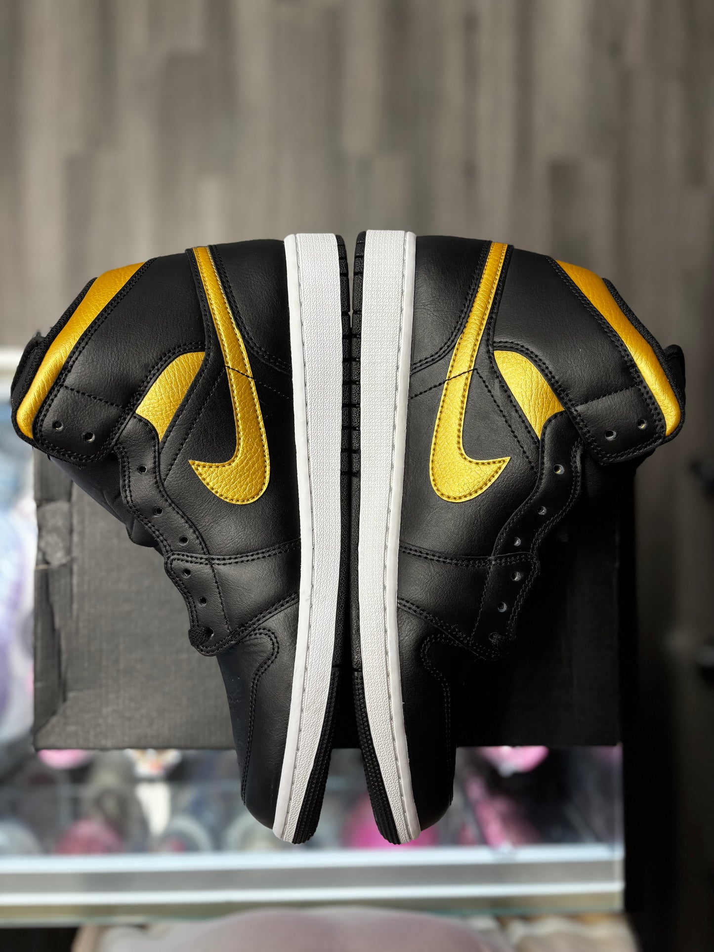 2024 Air Jordan 1 Mid "Black Metallic Gold "