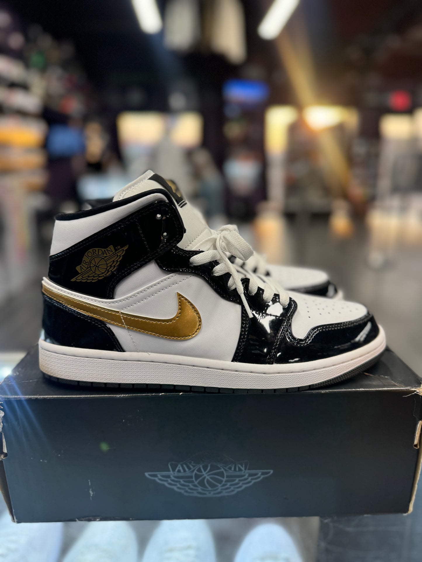 2022 AJM 1 "Metallic Gold Black"