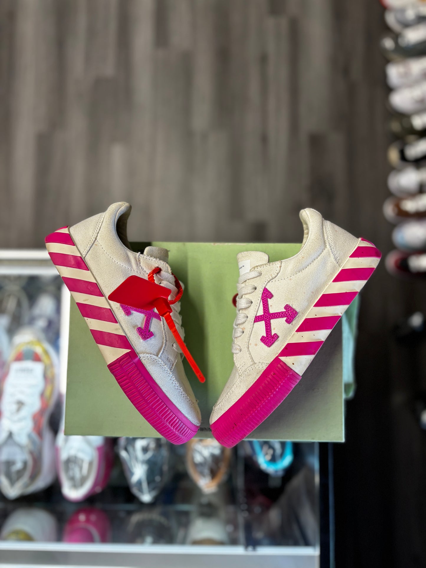 Off White Canvas Vulcanized low "White/Fuchsia"