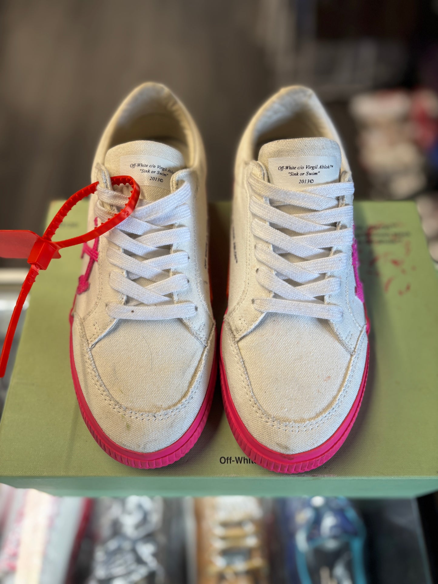 Off White Canvas Vulcanized low "White/Fuchsia"