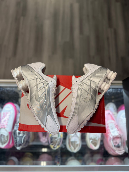 2024 Nike Shox R4 "White Metallic Silver"
