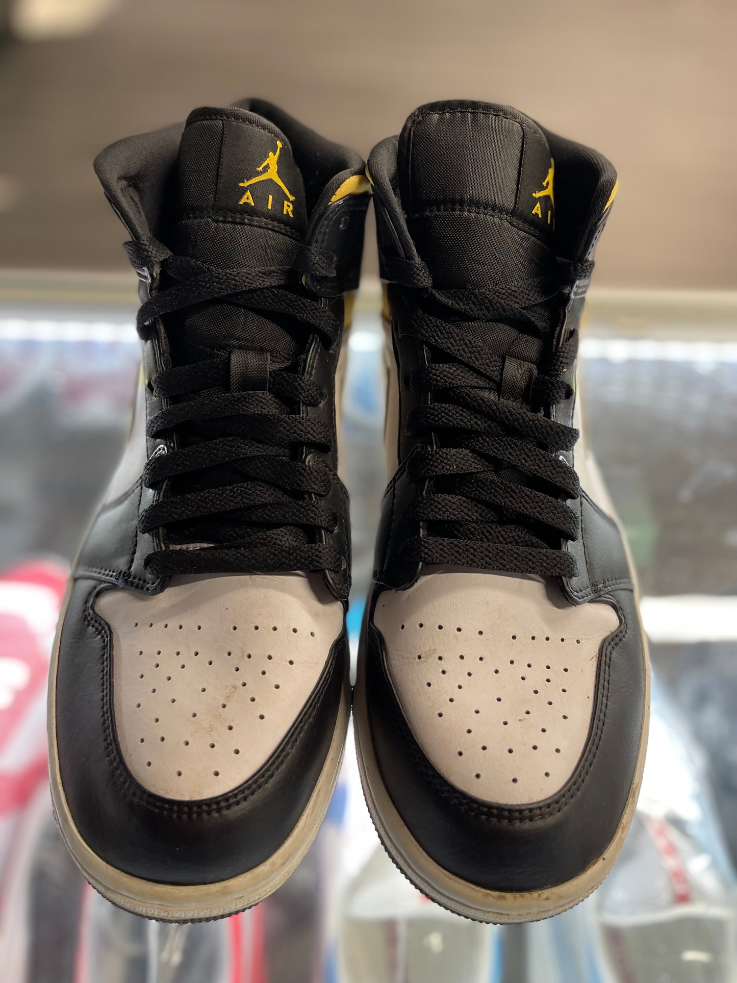 2021 Air Jordan Mid 1 "Black University Gold"